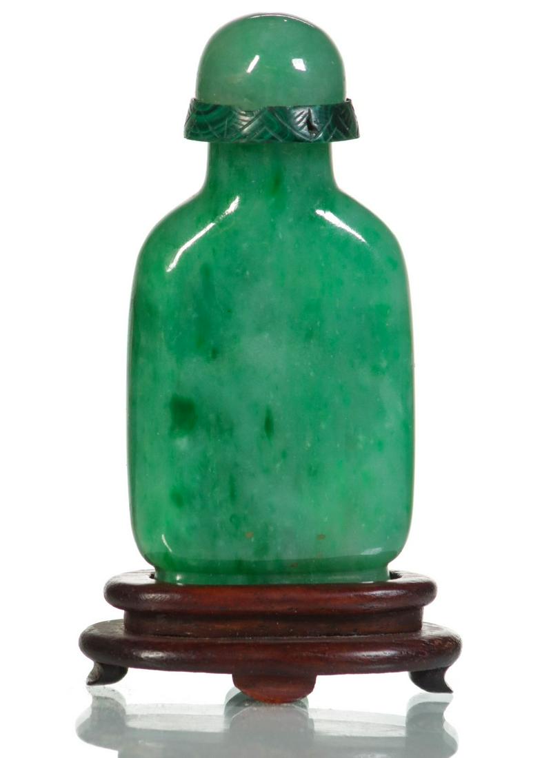 A QING DYNASTY JADEITE SNUFF BOTTLE WITH MALACHITE (1 of 12)