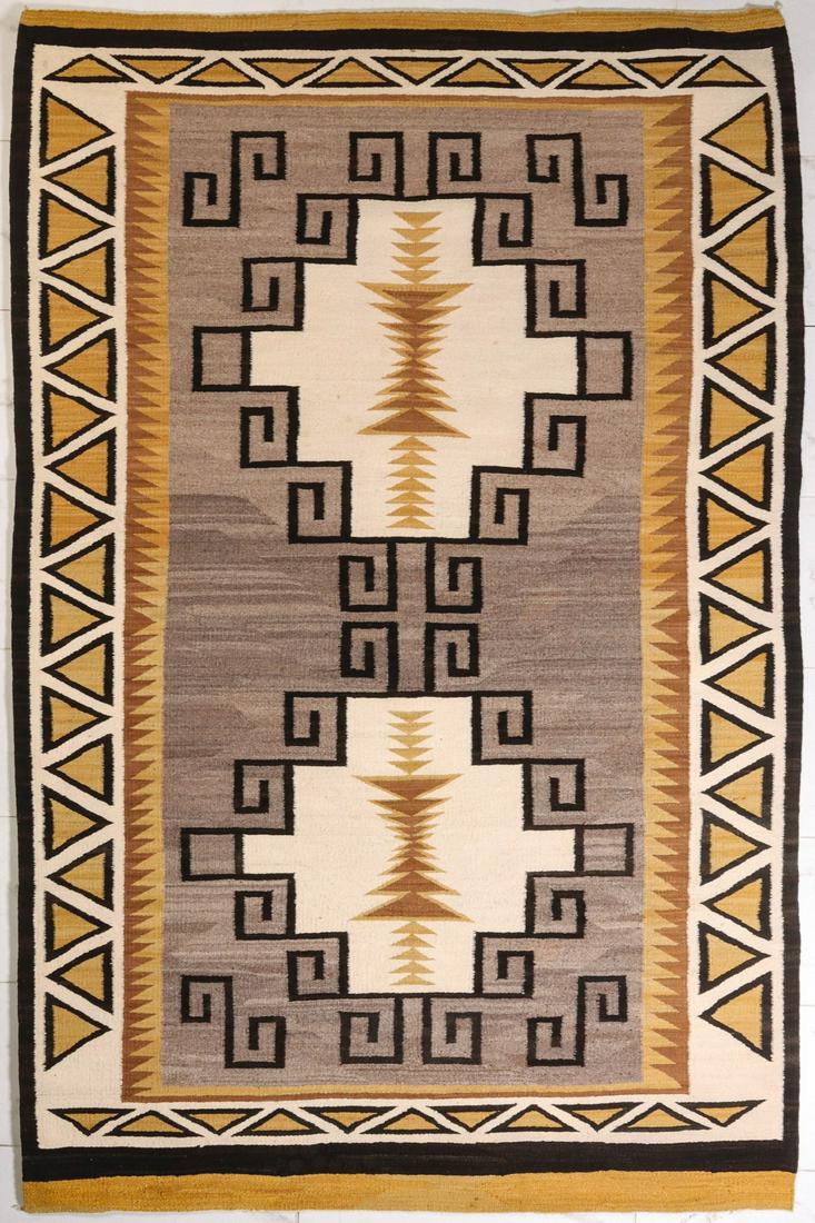 A FINE. LARGE NICELY WOVEN NAVAJO RUG (1 of 20)