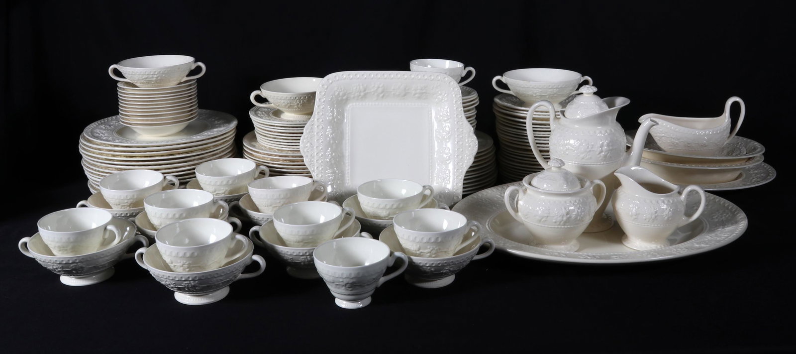A WEDGWOOD WELLESLEY PATTERN CHINA SERVICE FOR TWELVE (1 of 7)