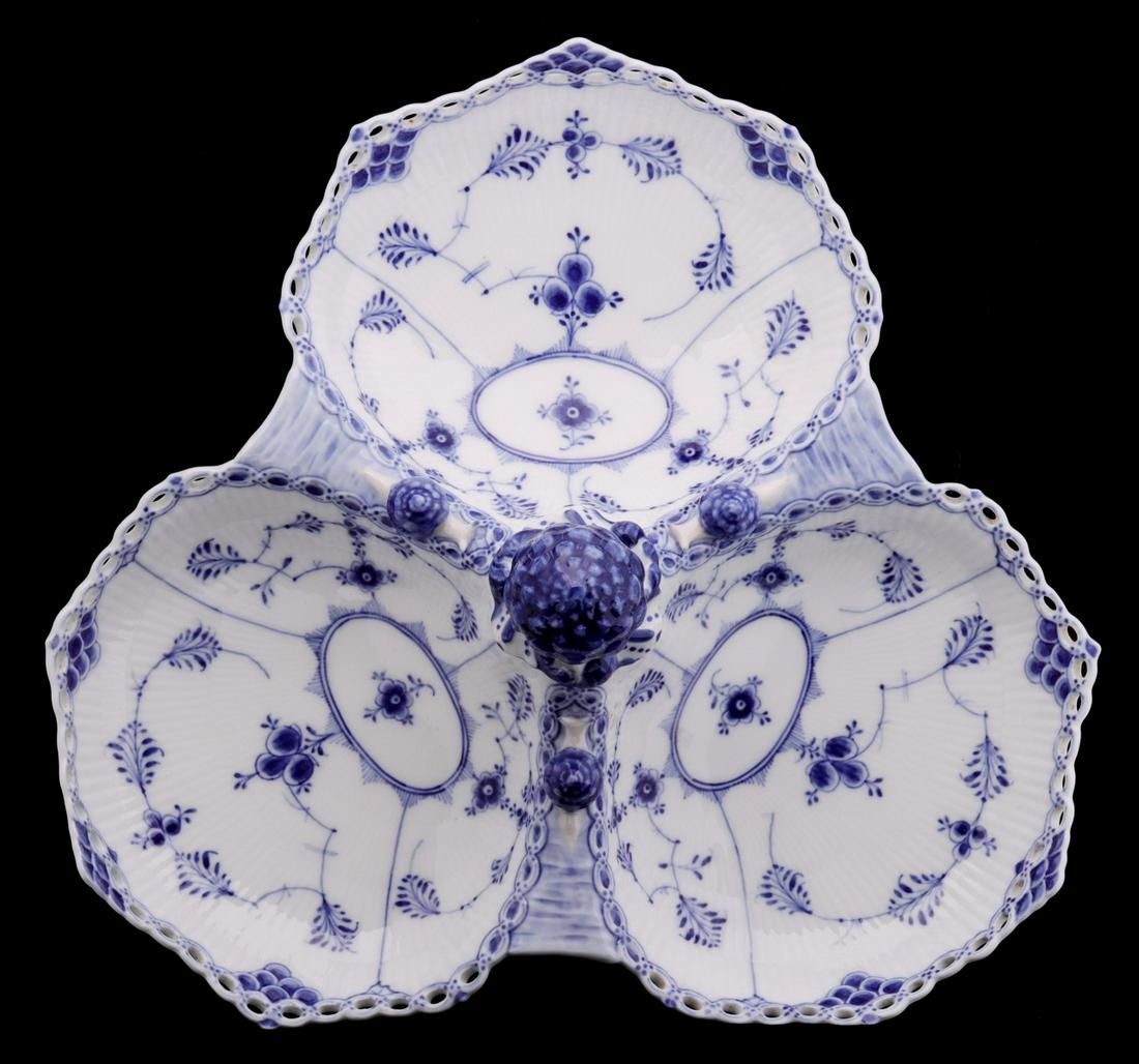 AN EARLY ROYAL COPENHAGEN FLUTED FULL LACE CABARET DISH (1 of 16)