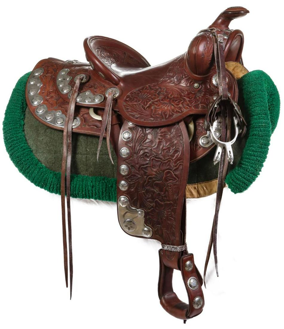 SADDLE, SPURS & MATCHING BREASTPLATE STAMPED RHODES KC (1 of 17)