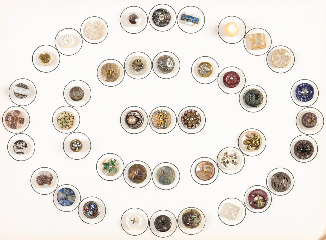 A COLLECTION OF ANTIQUE SEWING BUTTONS WITH SHELL (1 of 9)