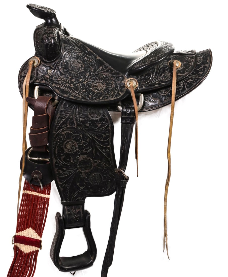 A DEEPLY CARVED MILLER KC FLORAL TOOLED ROPING SADDLE (1 of 12)