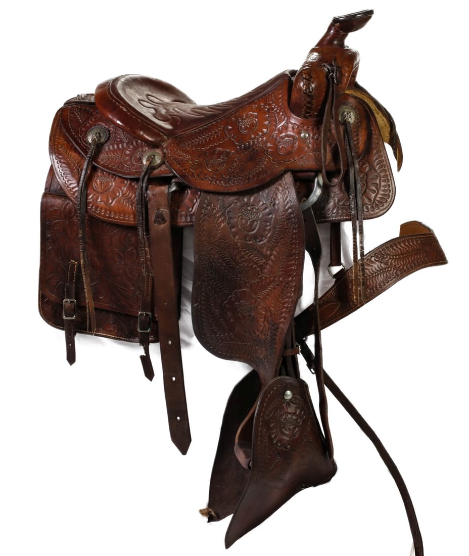 A TOOLED SADDLE WITH BAGS AND BREAST COLLAR BY MOSS KC (1 of 18)