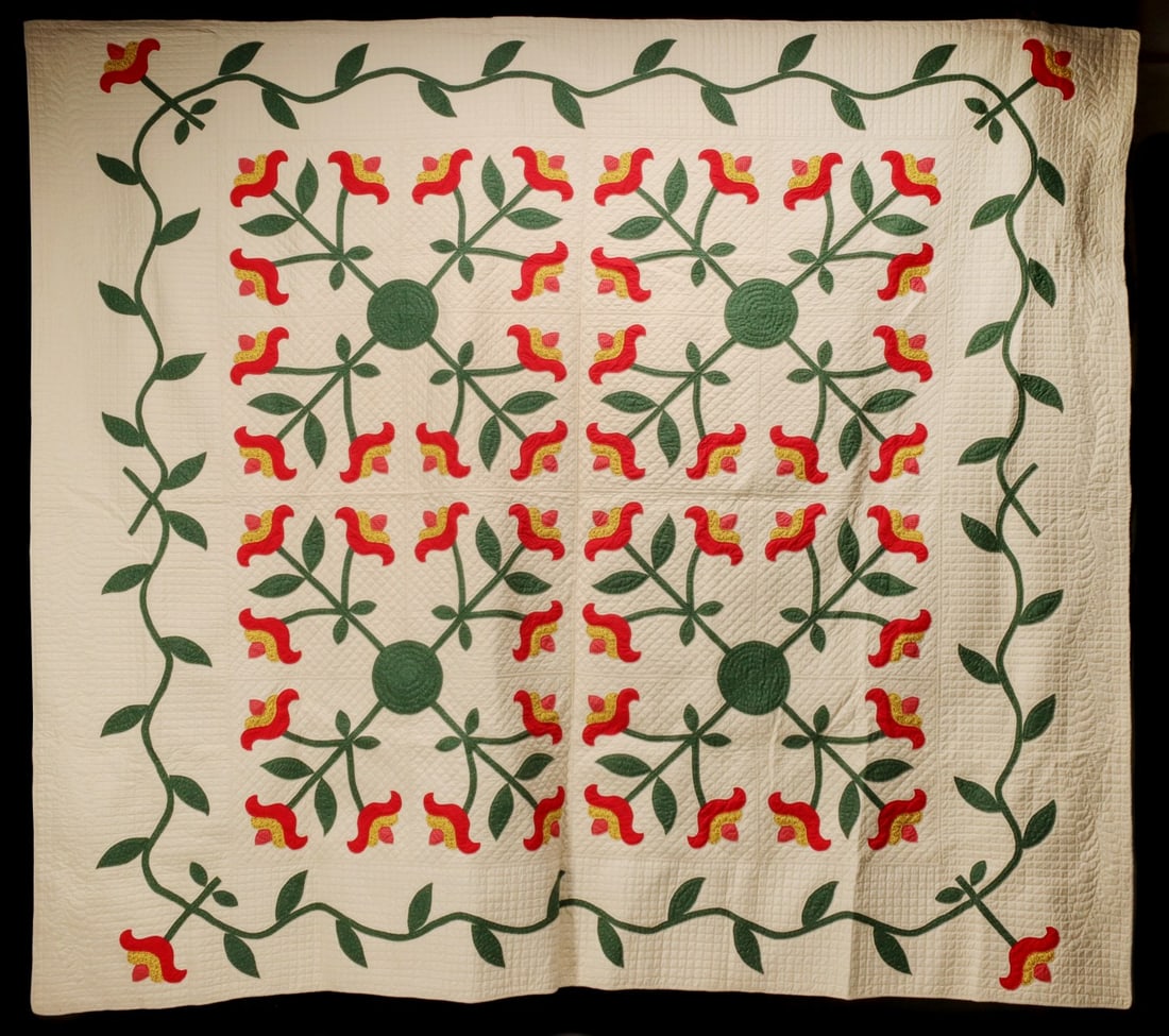 A 20TH CENTURY RED AND GREEN FOUR BLOCK APPLIQUE QUILT (1 of 14)