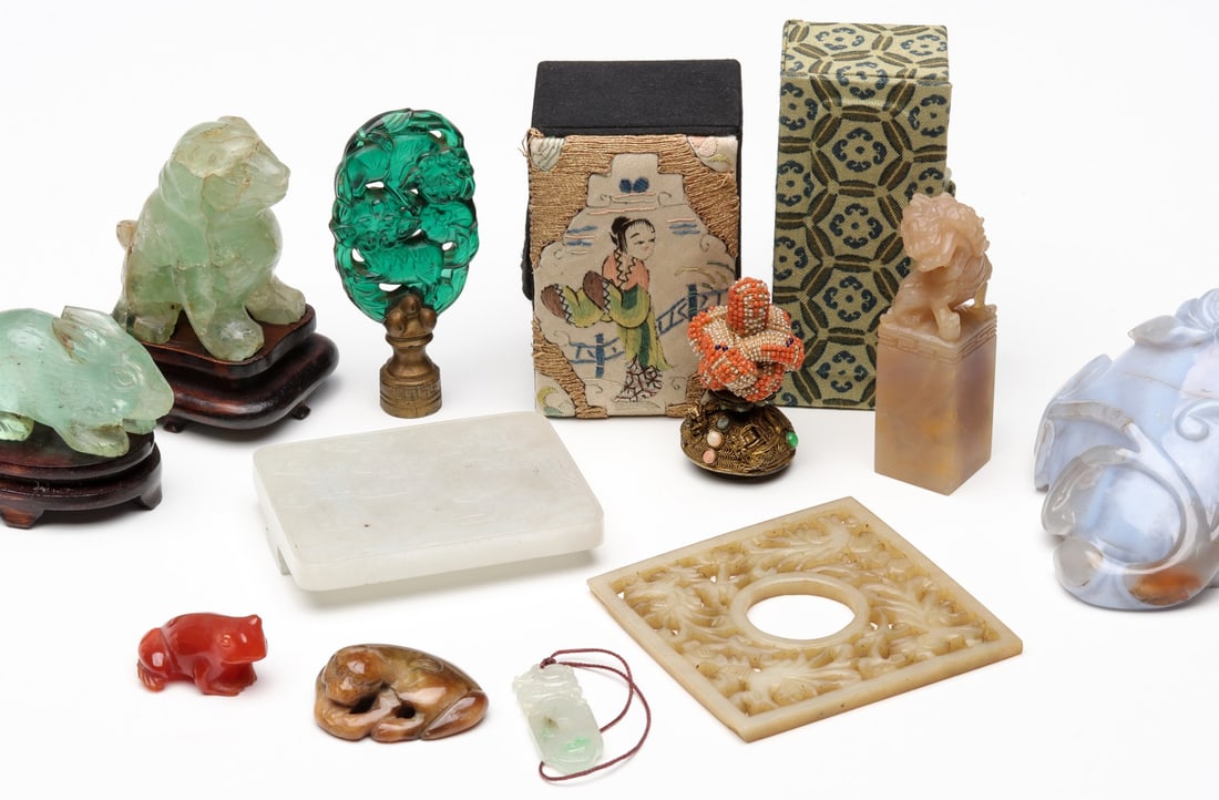 A FINE LOT OF JADE, QUARTZ AND OTHER ASIAN HARDSTONES (1 of 15)