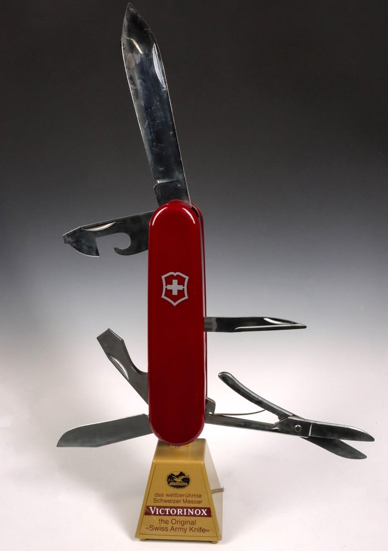 A VICTORINOX SWISS ARMY KNIFE KINETIC STORE DISPLAY (1 of 15)