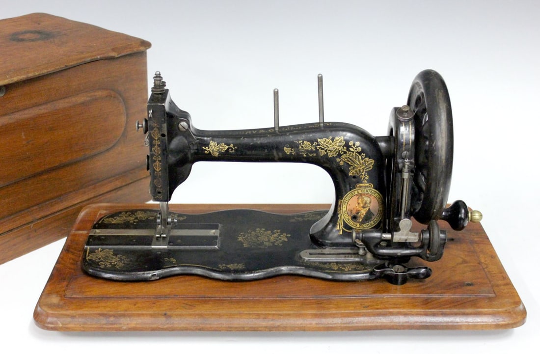 A BRADBURY WELLINGTON CASED FIDDLE BASE SEWING MACHINE (1 of 10)