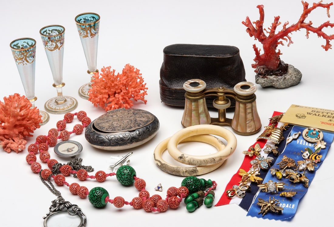 GROUP LOT INCLUDING OPERA GLASSES AND SCRIMMED BANGLES (1 of 19)