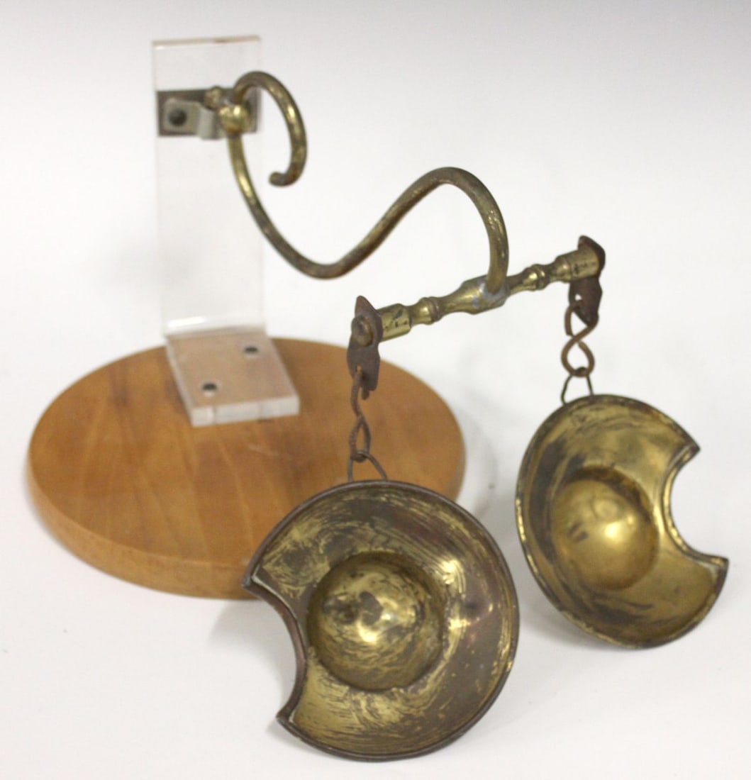 A PAIR 18TH/19TH CENTURY BRASS BLOOD LETTING BOWLS (1 of 5)