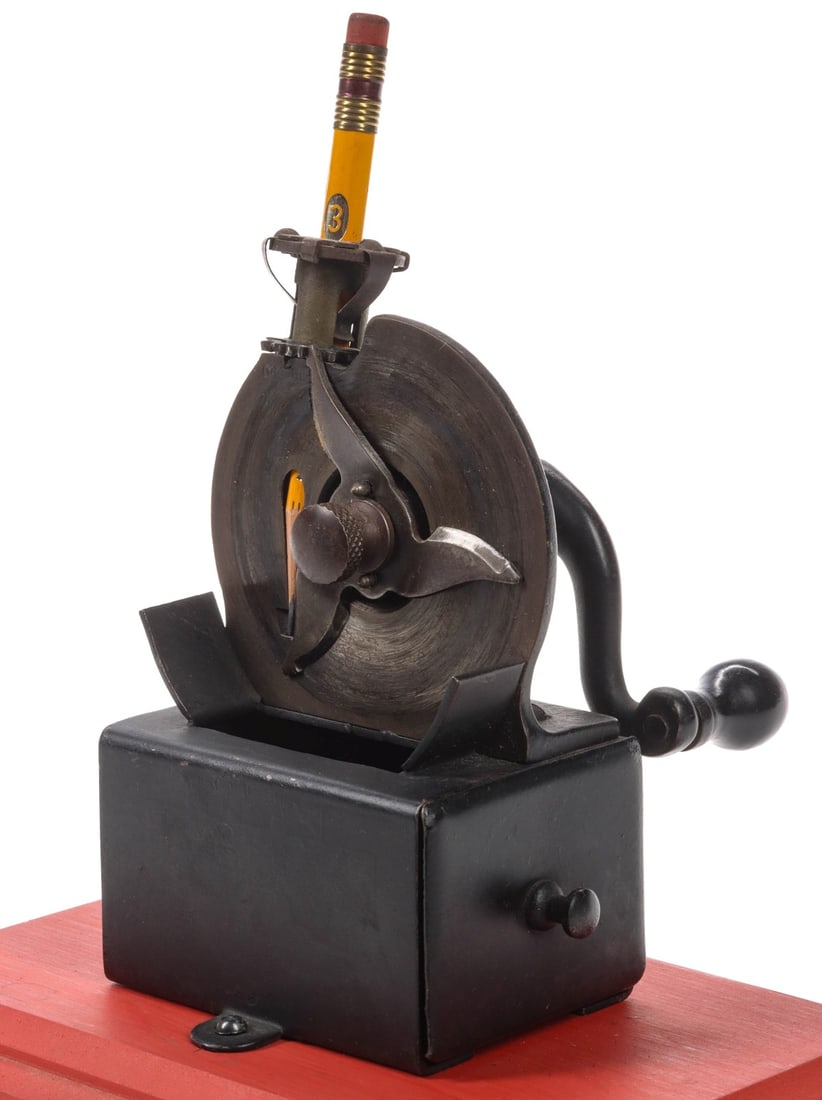 A 'U.S. AUTOMATIC' BRAND PENCIL SHARPENER CIRCA 1907 (1 of 9)