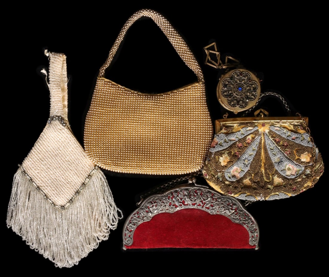 A COLLECTION OF ANTIQUE AND VINTAGE PURSES & COMPACT (1 of 14)
