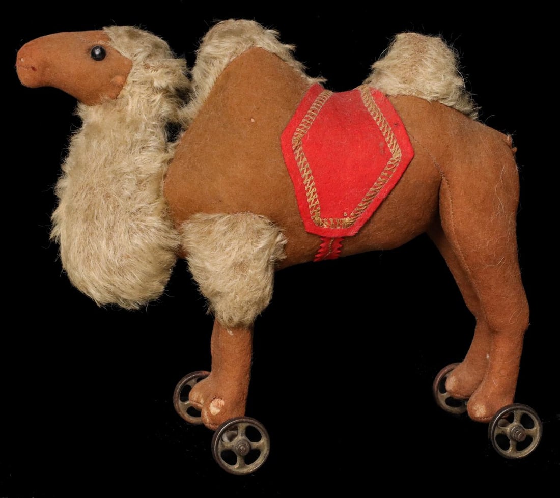 AN EARLY STEIFF CAMEL PULL TOY ON IRON WHEELS (1 of 8)