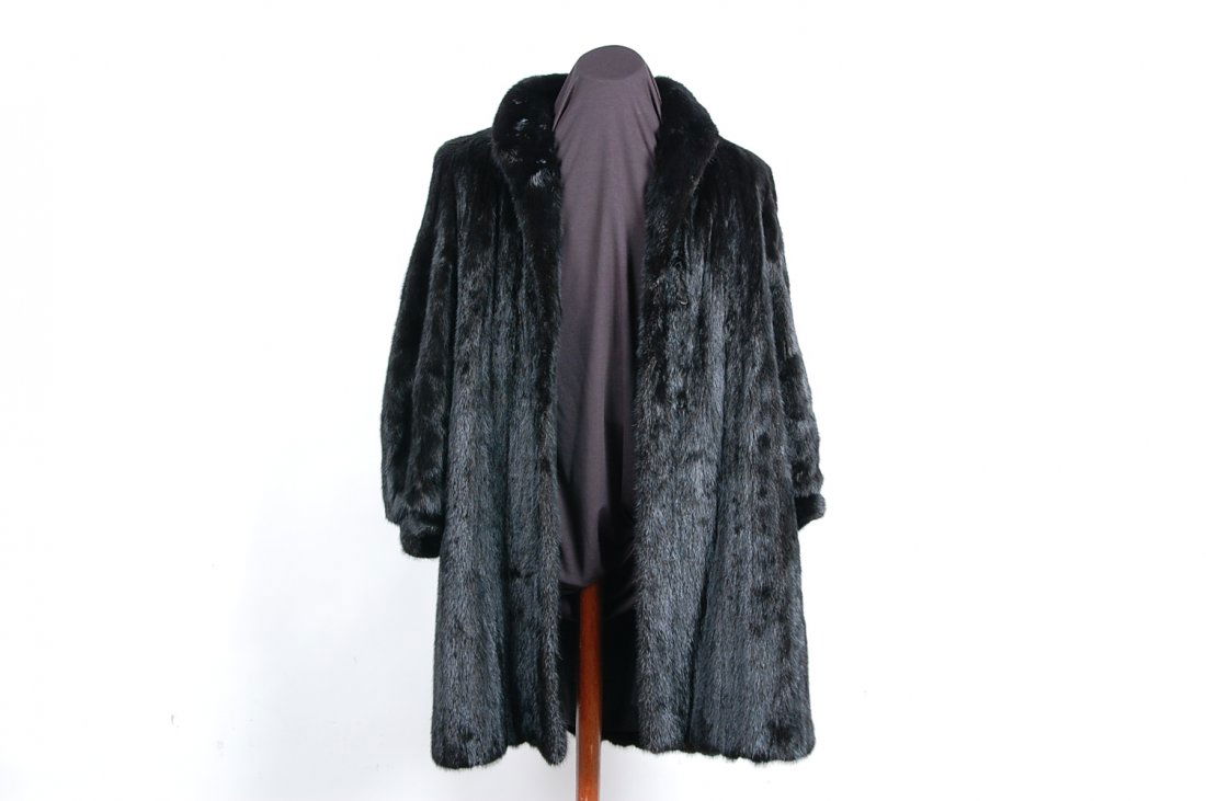 NICE 3/4 LENGTH BLACK MINK COAT: Approximately 18 inches shoulder-to-shoulder, 41 inches overall.