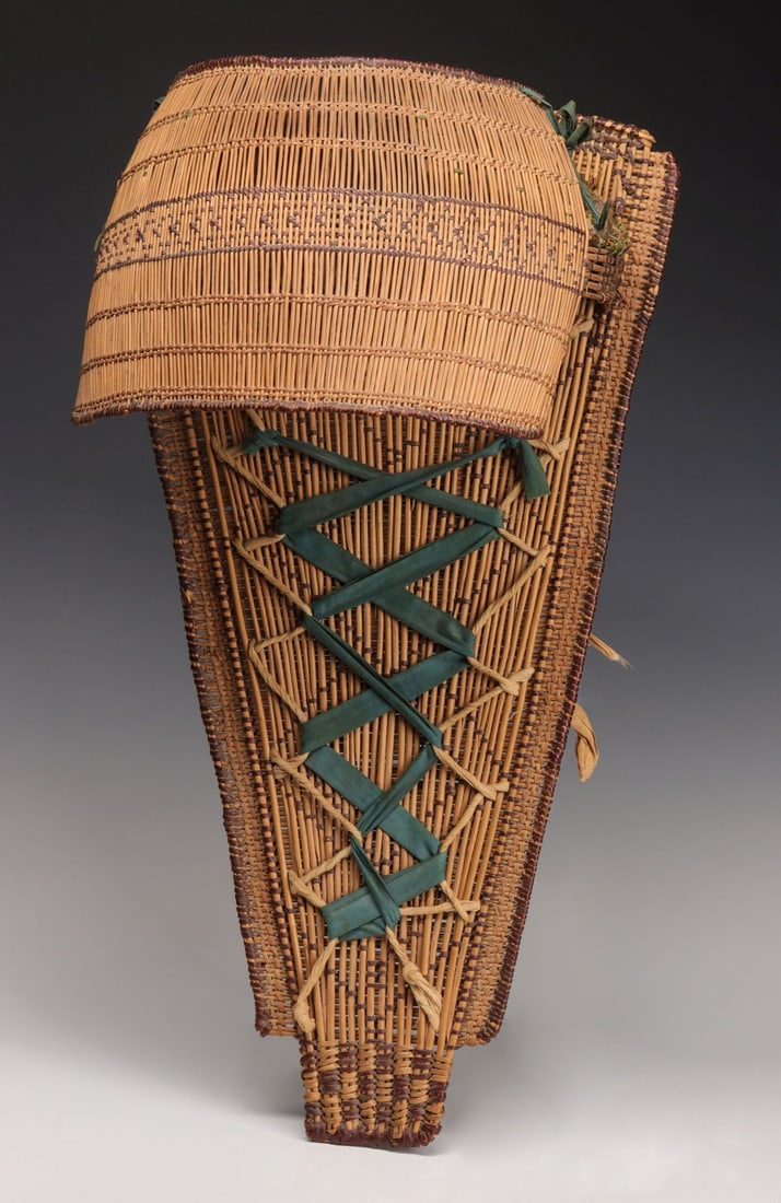 A VERY FINE EARLY 20TH CENT YOKUTS BASKETRY CRADLEBOARD (1 of 17)