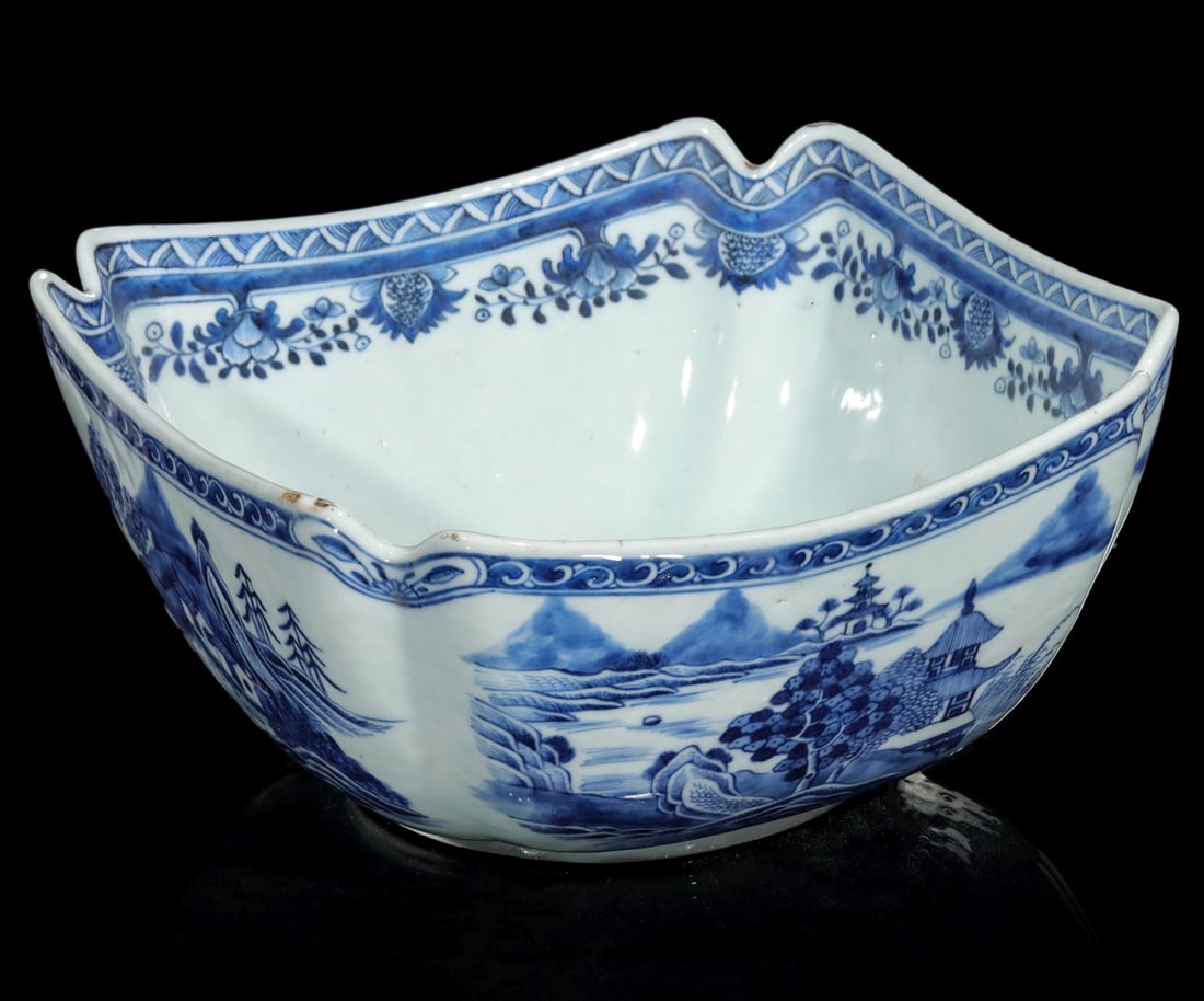 AN EARLY 19TH C. CHINESE CANTON EXPORT PORCELAIN BOWL (1 of 10)