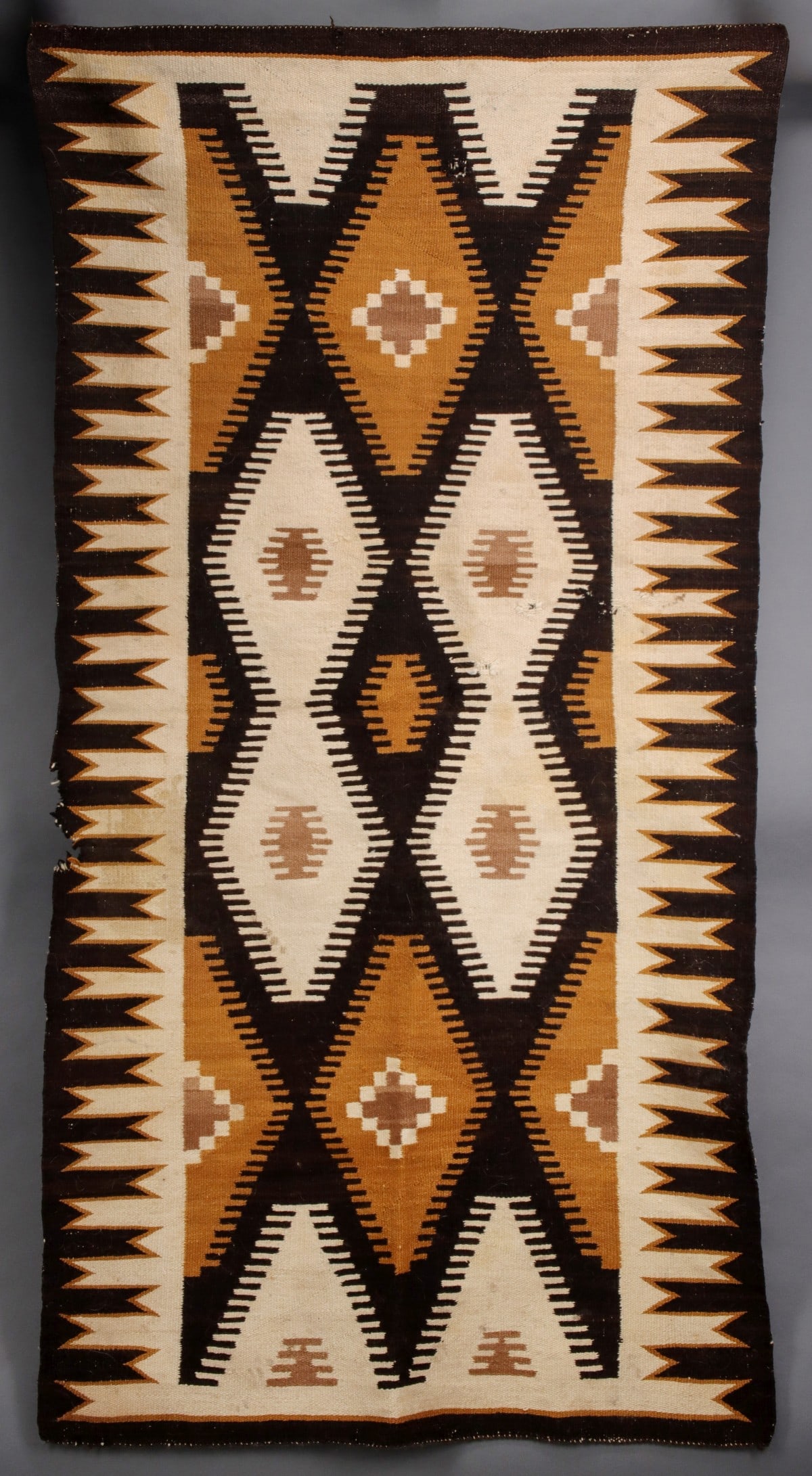 A THREE COLOR CRYSTAL TRADING POST NAVAJO RUG (1 of 15)