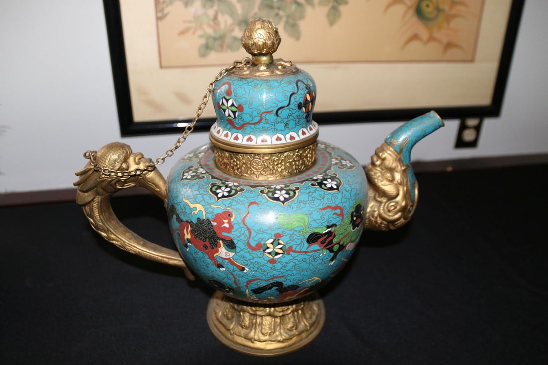 A FINE 20TH CENTURY CHINESE CLOISONNE EWER WITH DRAGONS (1 of 4)