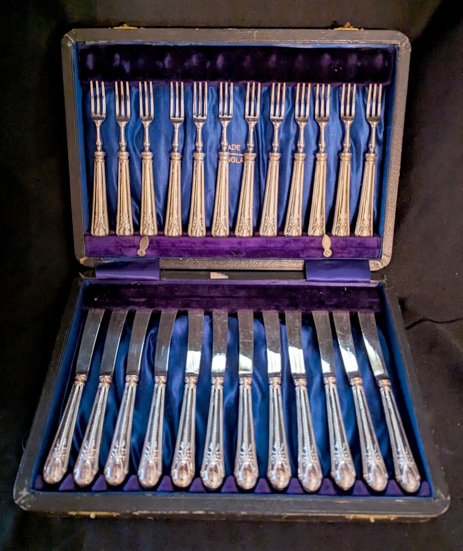 A BOXED SET OF 1901 ENGLISH STERLING HANDLE FLATWARE (1 of 11)