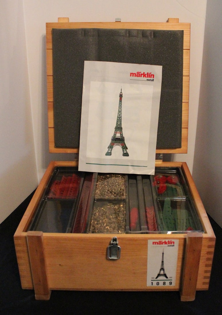 A 1988 MARKLIN MODEL OF THE EIFFEL TOWER ORIGINAL CRATE (1 of 4)