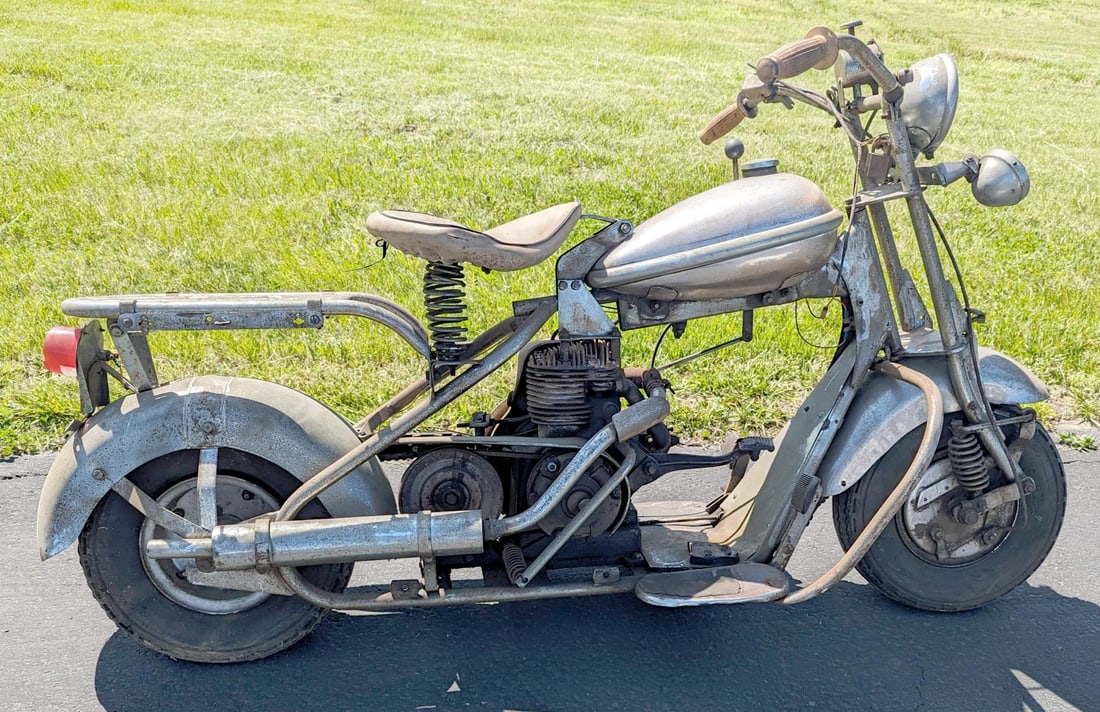 A CHROMED 1950s CUSHMAN EAGLE MOTOR SCOOTER (1 of 20)