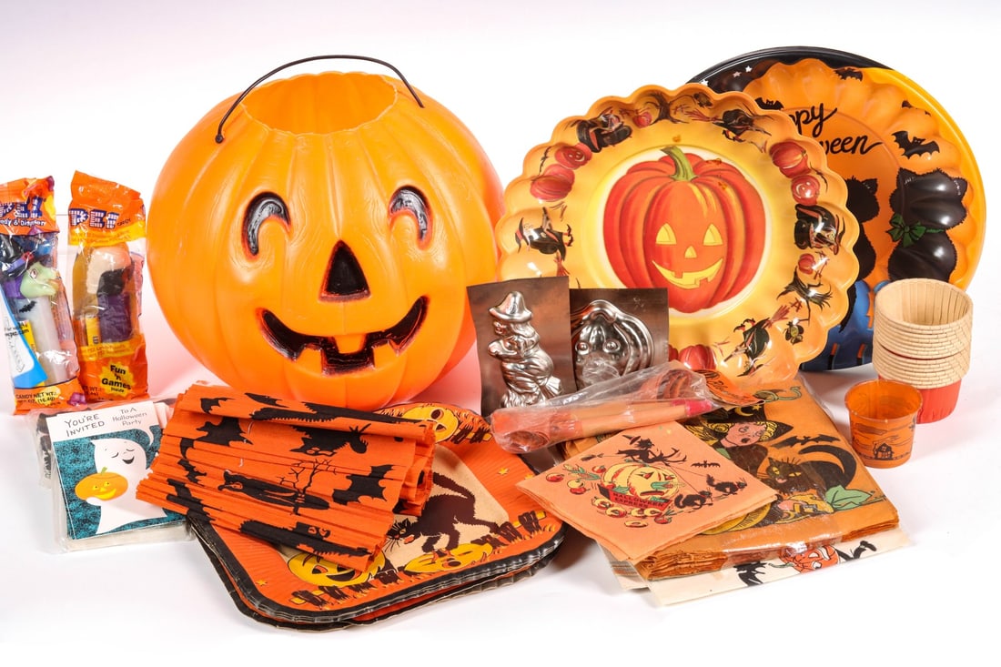 VINTAGE HALLOWEEN PARTY WARE AND NOVELTIES (1 of 10)