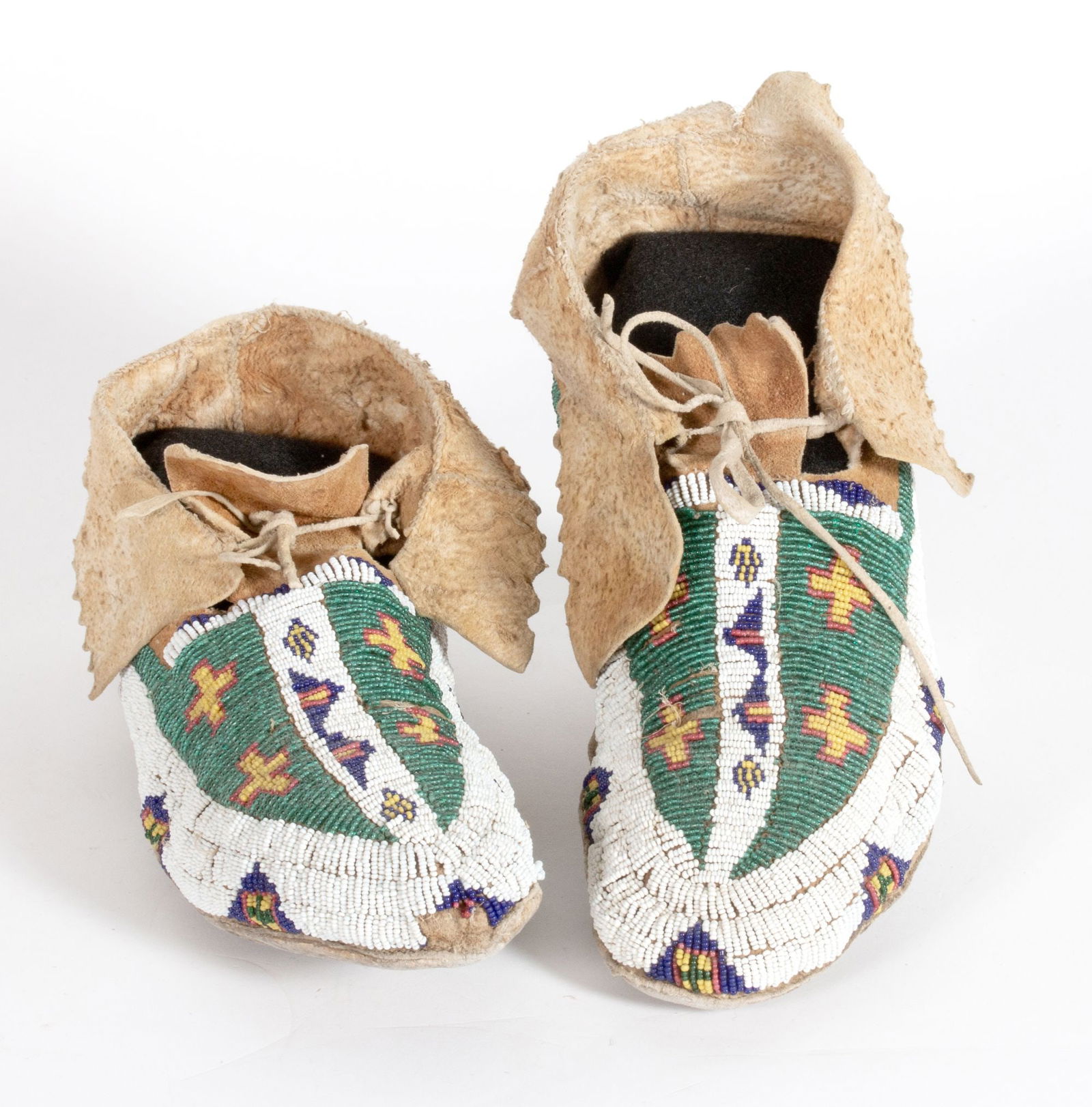 A PAIR CIRCA 1900 NORTHERN PLAINS BEADED MOCCASINS (1 of 9)