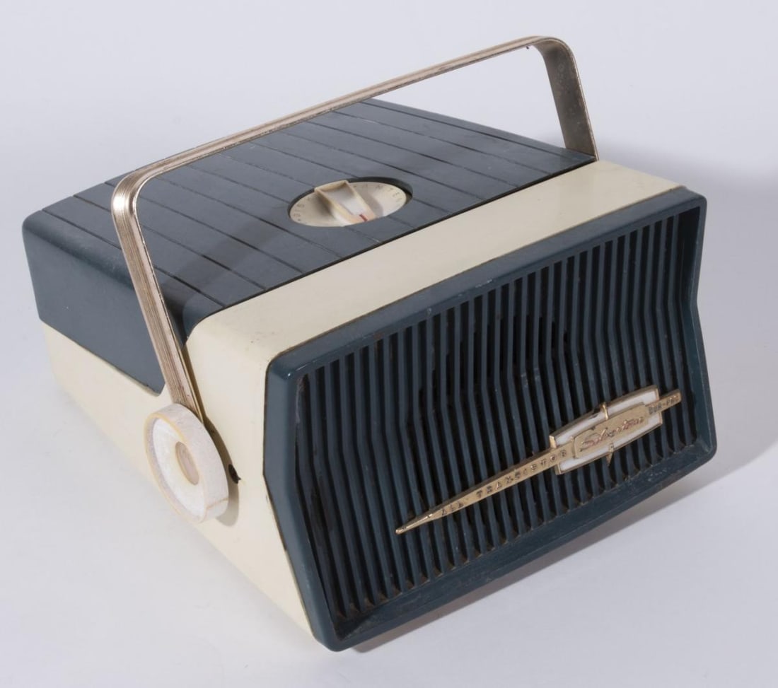 SEARS SILVERTONE 8220 TRANSISTOR RADIO, CIRCA 1957 (1 of 9)