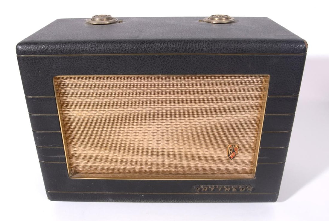 A RAYTHEON MODEL T-2500 TRANSISTOR RADIO (1 of 11)