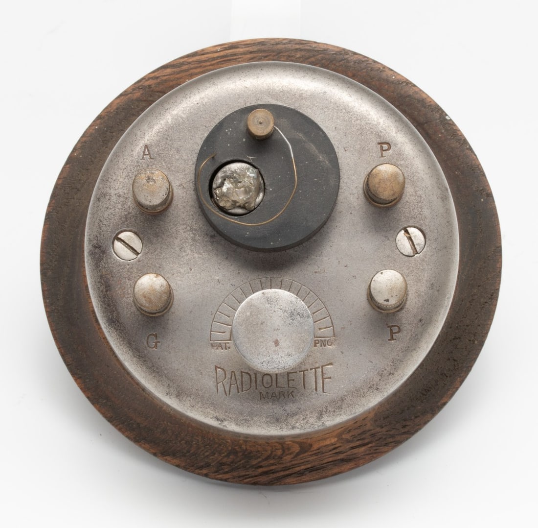 THE 'RADIOLETTE' EARLY CRYSTAL RADIO SET ON OAK BASE (1 of 8)