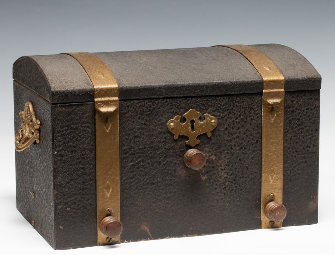 AN ORPHEUS 'TREASURE CHEST' RADIO CIRCA 1930s (1 of 8)