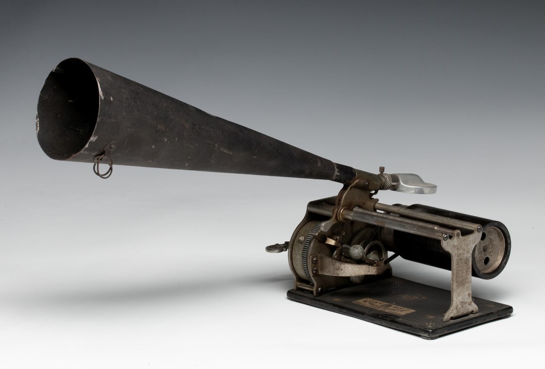 A BUSY BEE GRAPHOPHONE CYLINDER PHONOGRAPH WITH HORN (1 of 13)