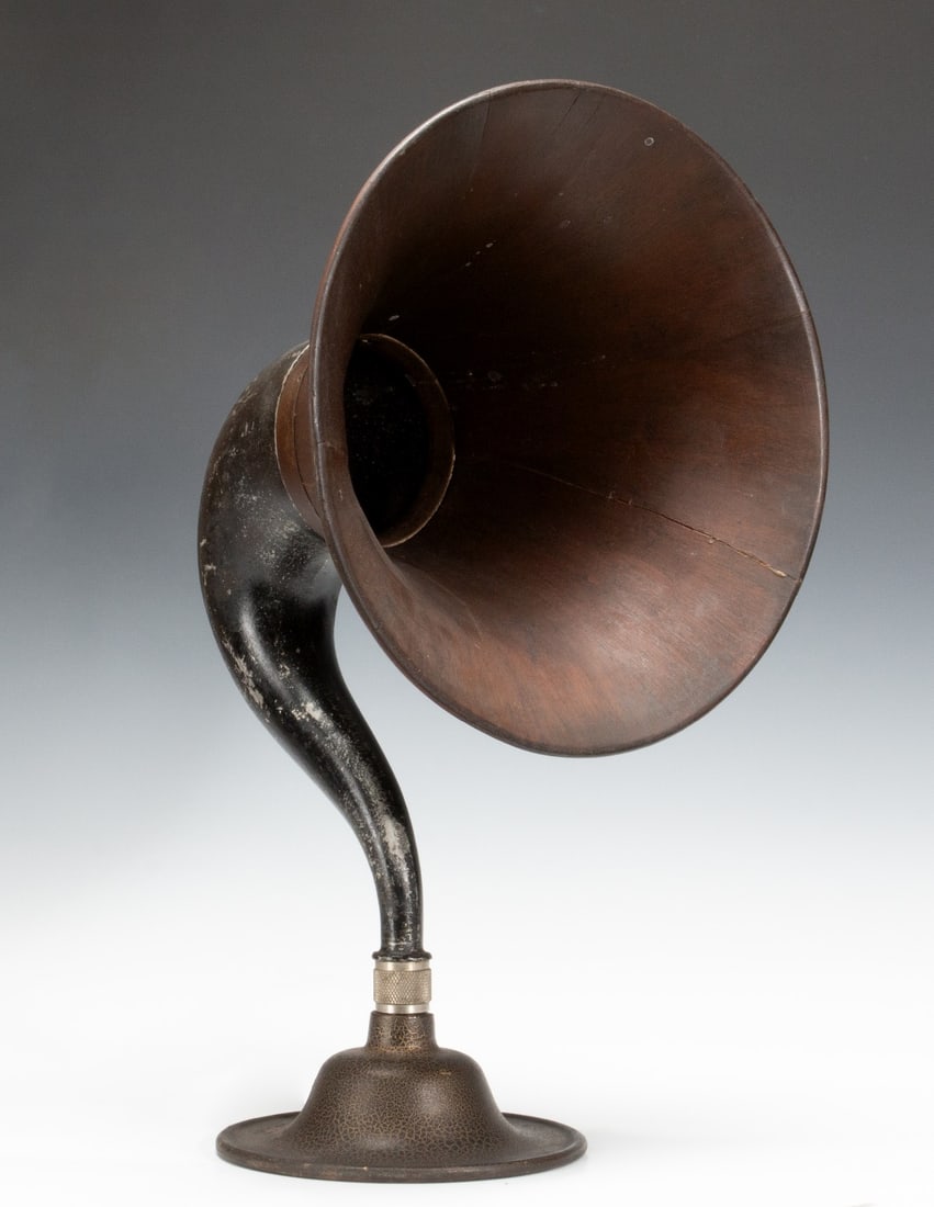 A MUSIC MASTER GOOSE NECK RADIO HORN WITH MAHOGANY: The operating condition is unknown. Measures 22.5 x 13.5 inches. Without proof of exemption, be aware that internet sales tax applies to all Internet transactions and local sales tax may apply to loca