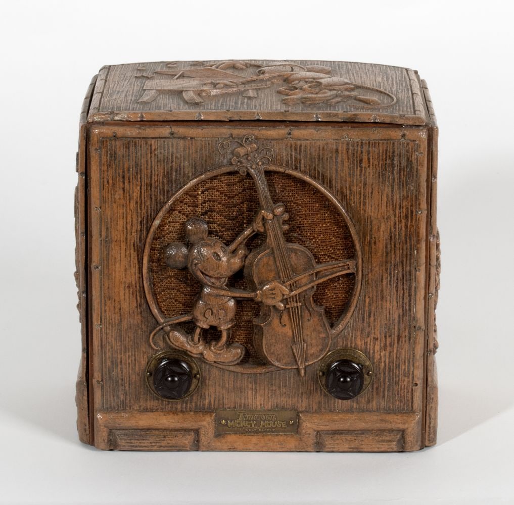 A CIRCA 1935 MICKEY MOUSE RADIO BY EMERSON (1 of 11)