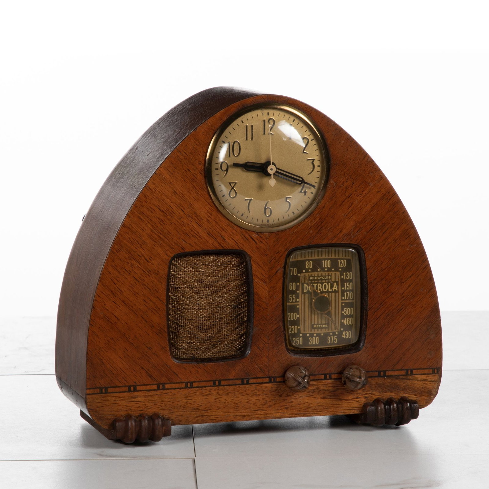 A DETROLA ART DECO 'TEARDROP' CLOCK RADIO FROM 1939 (1 of 9)