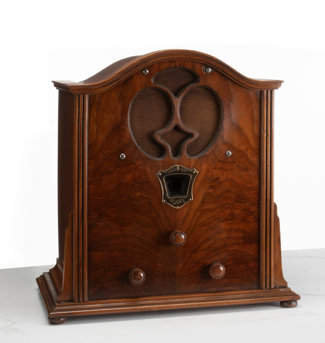 A HANDSOME ROGERS-MAJESTIC MODEL R-641 TABLETOP RADIO (1 of 19)