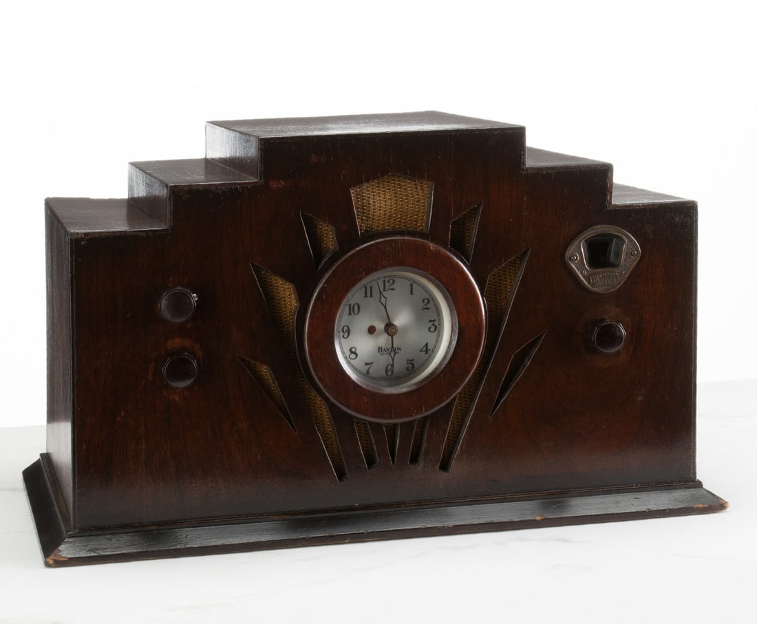 A CIRCA 1930 ART DECO FRESHMAN COMPANY RADIO WITH CLOCK (1 of 15)