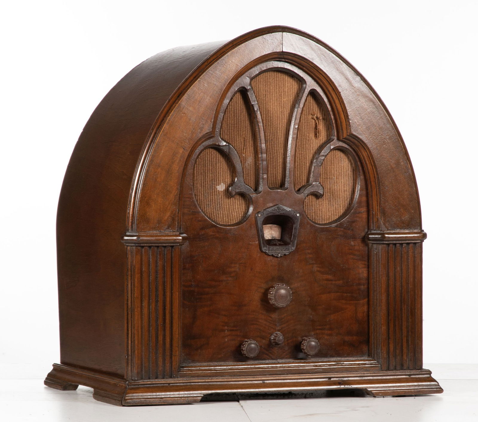 A PHILCO MODEL 90 CATHEDRAL TABLETOP RADIO: The operating condition is unknown. Measures 18.5 x 17 x 12 inches. Without proof of exemption, be aware that internet sales tax applies to all Internet transactions and local sales tax may apply to l