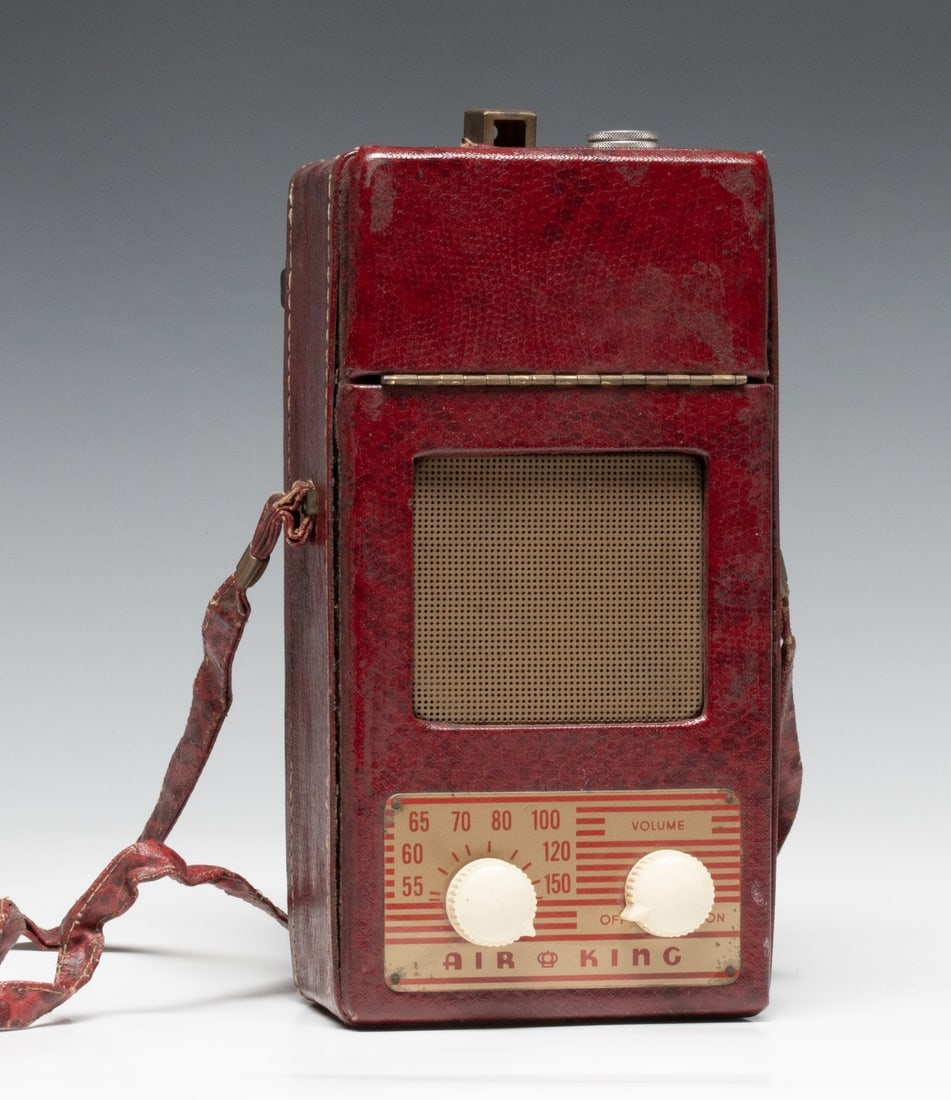 A SCARCE AIR KING MODEL A-410 CAMERA RADIO CIRCA 1947 (1 of 16)