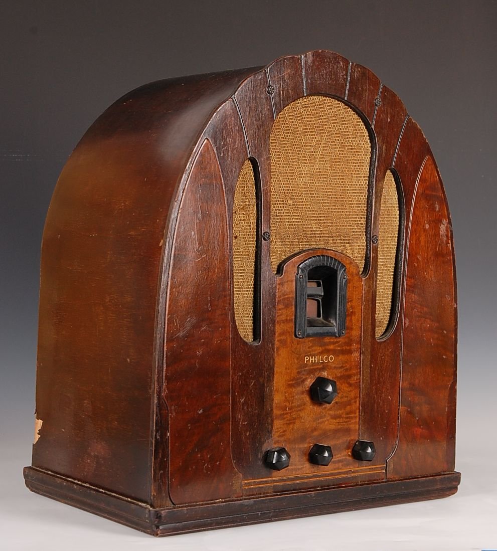 PHILCO MODEL 18 CATHEDRAL TABLE TOP RADIO: Measures 18.5 x 10.25 x 16 inches.