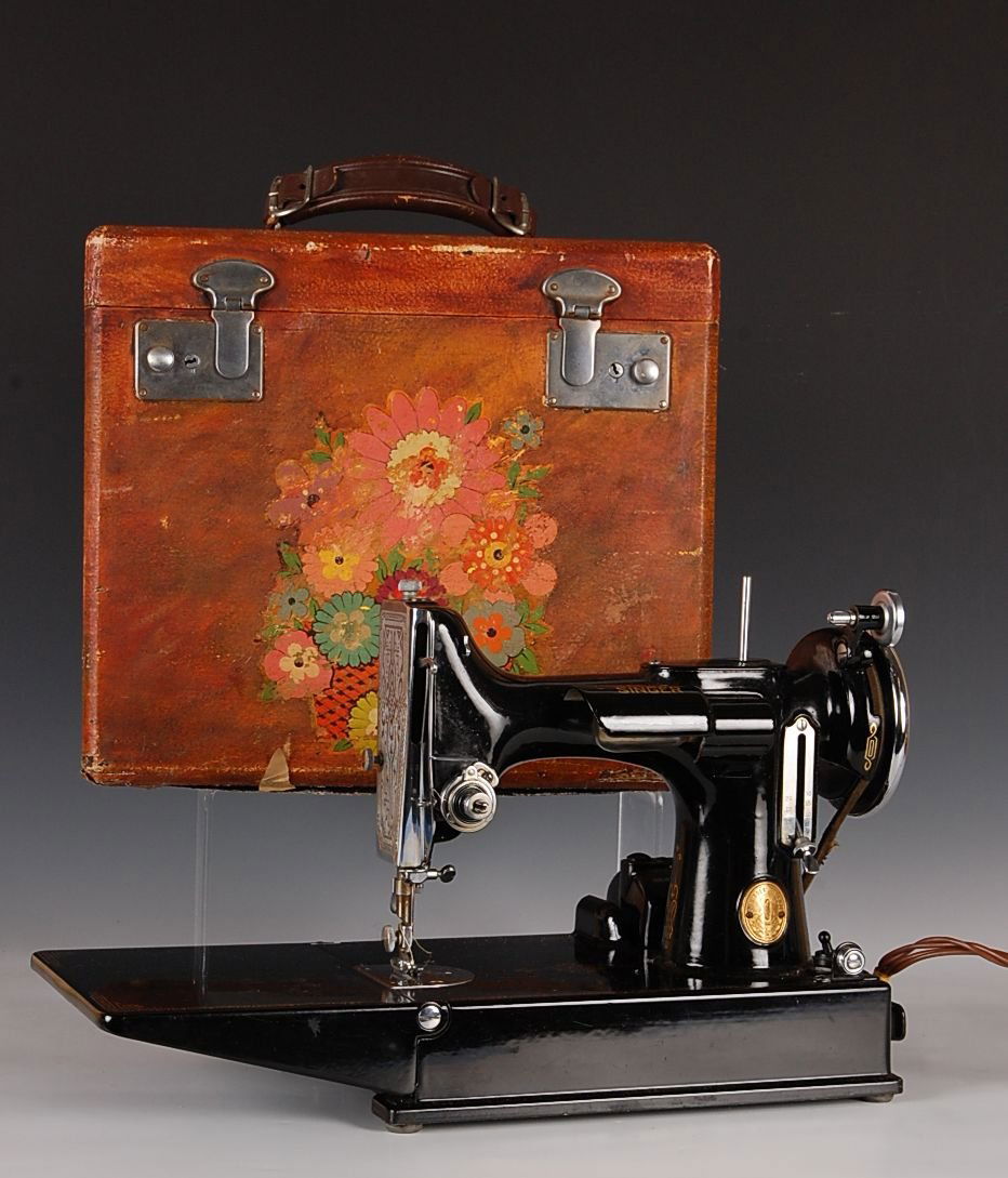 SINGER FEATHERWEIGHT SEWING MACHINE: Complete with interior bobbins, et cetera. Measures 11.75 x 8 x 13 inches