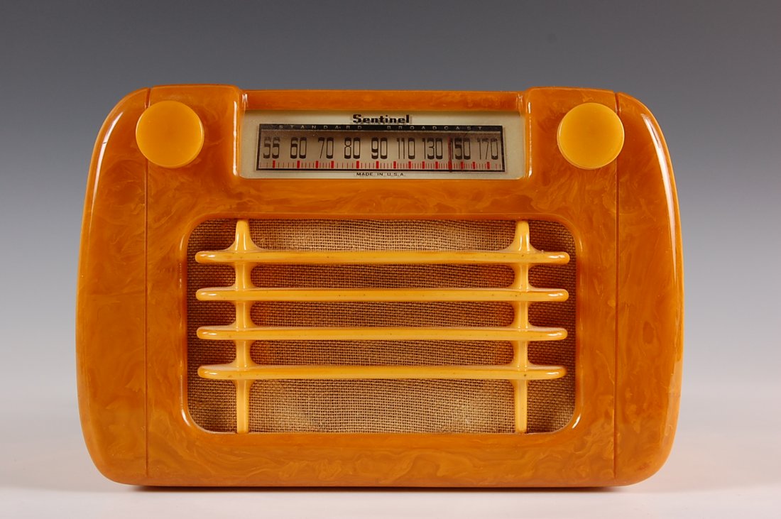 SENTINEL BUTTERSCOTCH WAVY GRILL CATALIN RADIO: Circa 1946, lights up and plays, all original. Measures 8" x 11".
