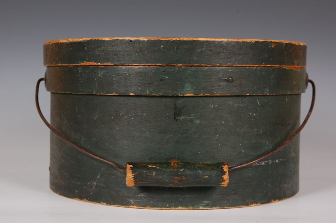 ANTIQUE BAIL HANDLE PANTRY BOX IN OLD GREEN PAINT: Wood pegged, double rimmed, wire bail with wood handle. Measures 6.25 x 11 inches.