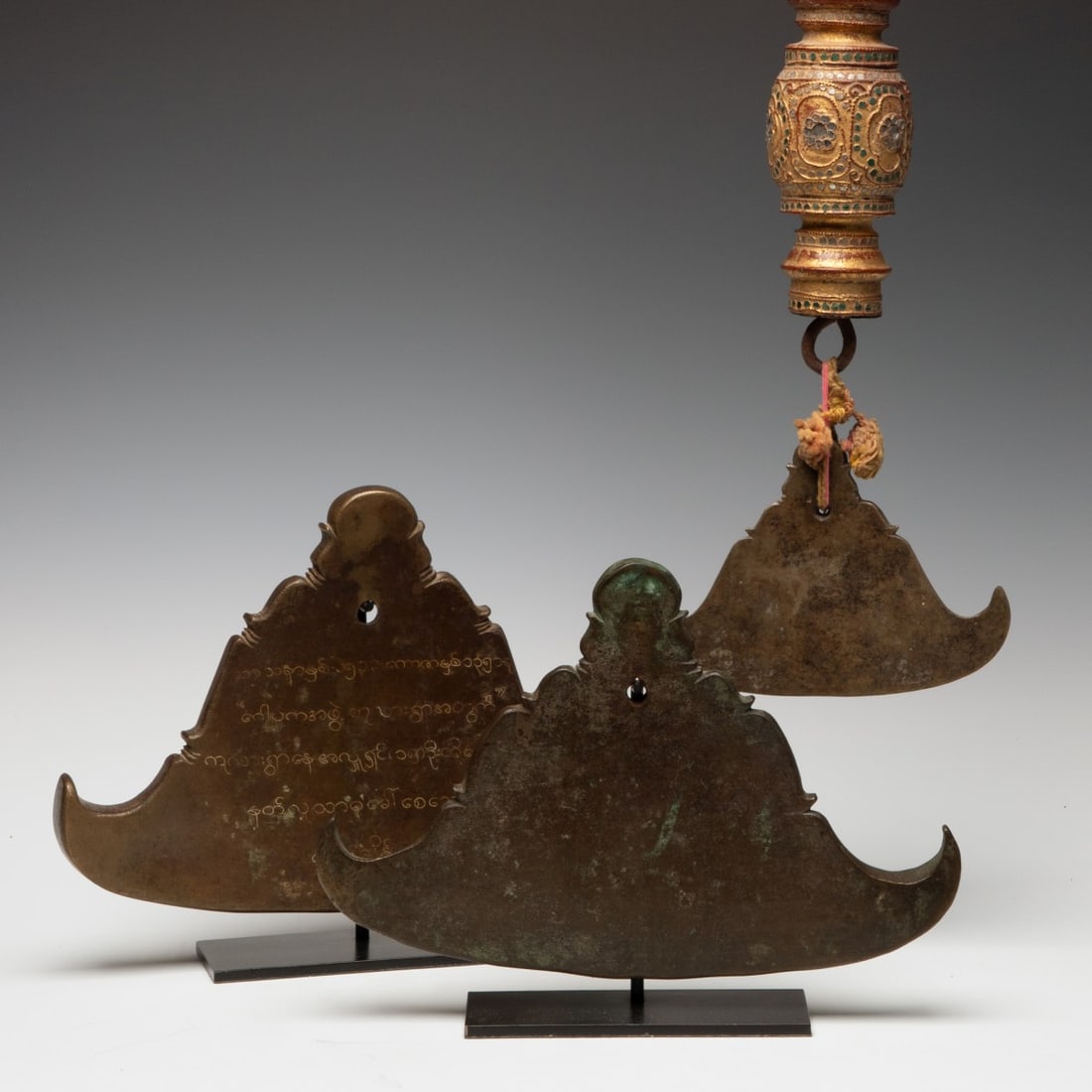 AN UNUSUAL BRONZE BURMESE KYEEZEE GONG WITH HANDLE (1 of 12)