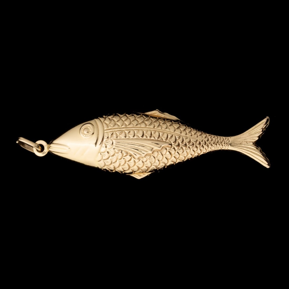 AN ITALIAN 18K GOLD FISH PENDANT (1 of 8)