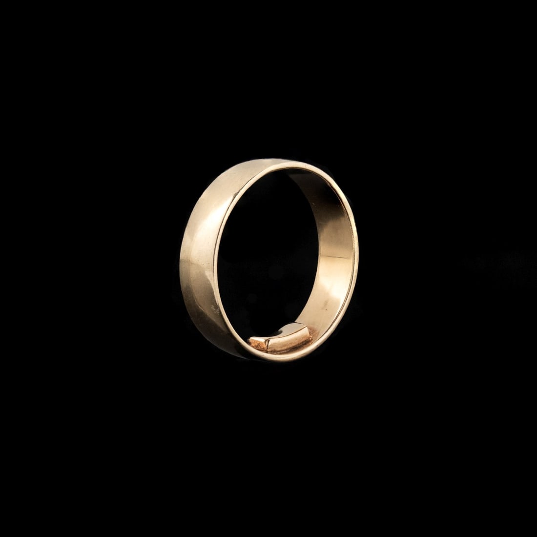 AN ANTIQUE LADIES' 14K GOLD BAND (1 of 4)