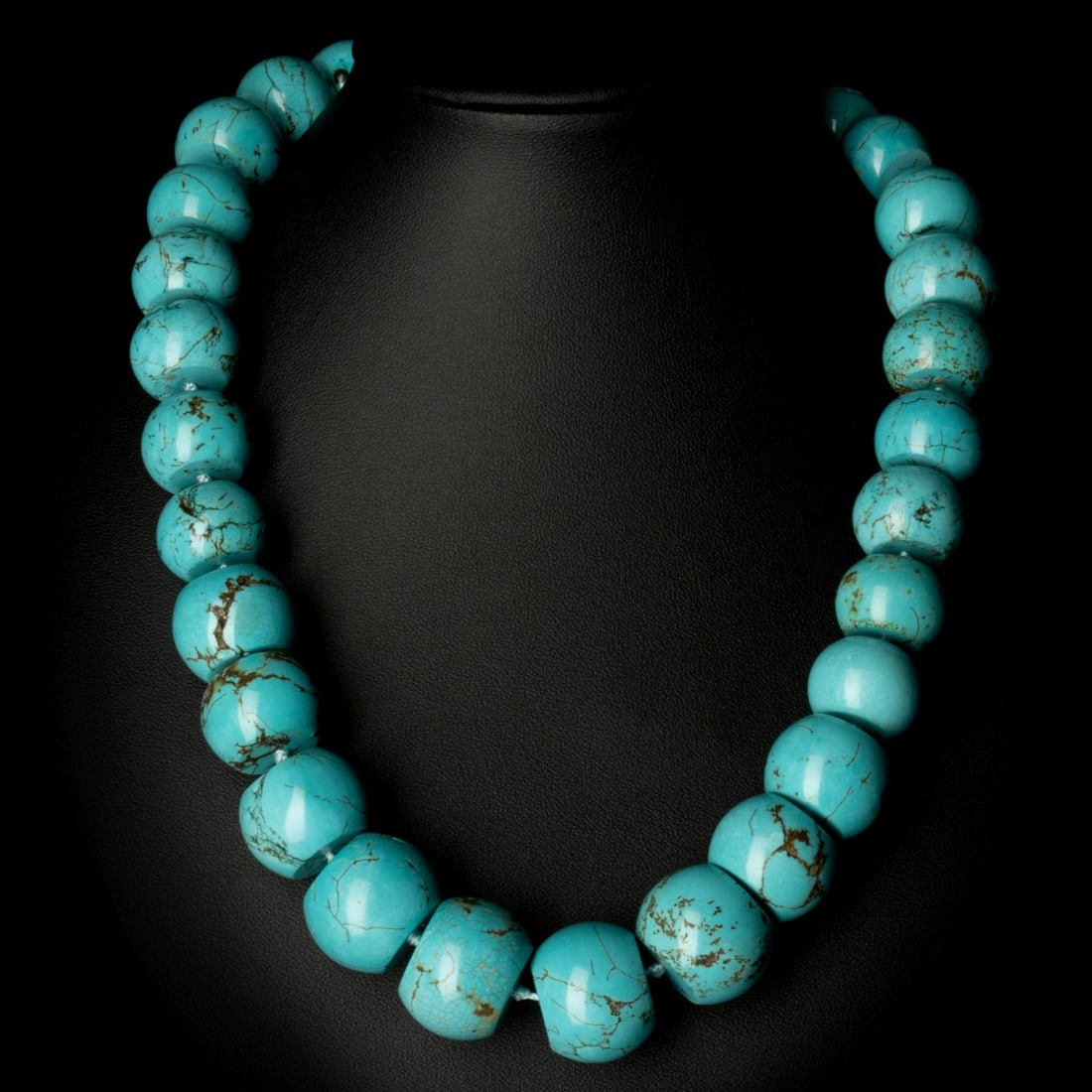 A STRAND OF LARGE TURQUOISE BEADS NECKLACE (1 of 8)