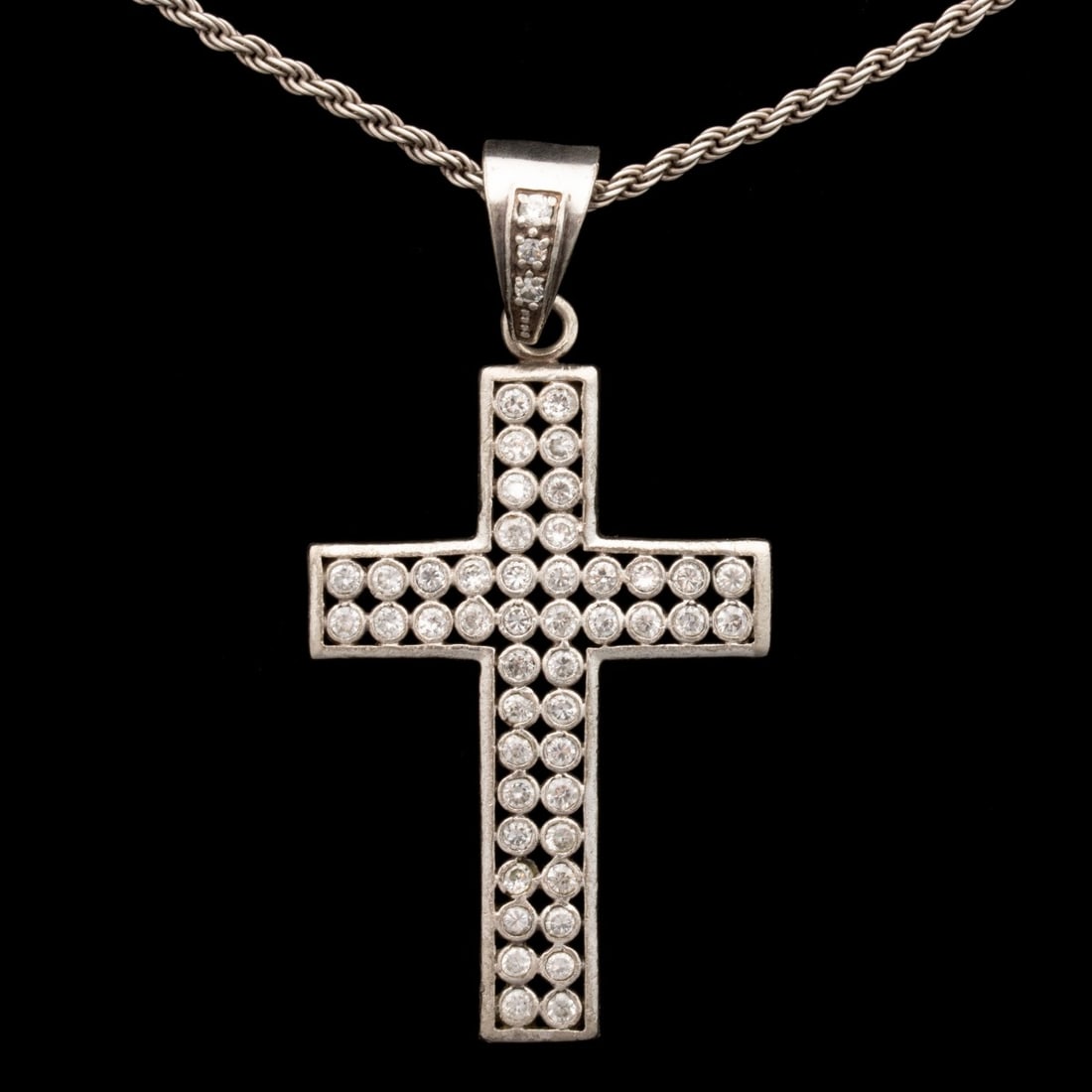 A STERLING SILVER CROSS AND ROPE CHAIN NECKLACE (1 of 12)