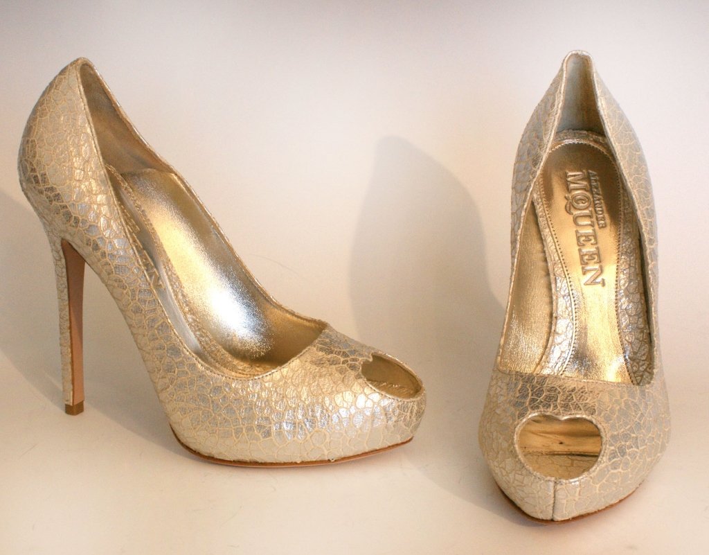 ALEXANDER McQUEEN PUMP w HEART PEEP TOE, SZ 7.5: Waldo, Cracked Porcelain Magnesium croc embossed upper leather pump with heart toe peek. Includes original box and dust bag. Size 7.5 (38) with heel height of 4.75 inches inside platform size of .75 o