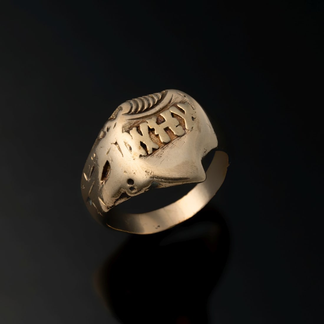 A HEAVY FRATERNITY OR SORORITY GOLD SIGNET RING (1 of 7)